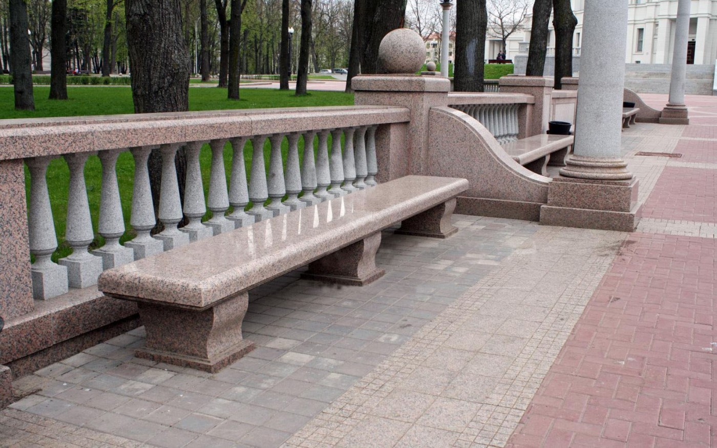 Цена доставки гранита для каменных лавочек и скамеек в Москве